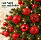 Bolas de Natal vermelhas na árvore